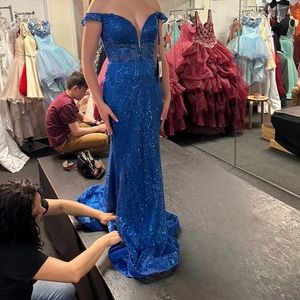 GREAT DEAL! This beautiful prom dress was never worn.